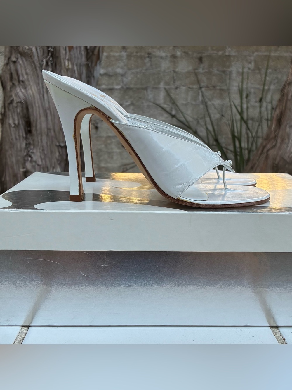 Beautiful GINA White US 6.5 Never Worn White Thong Sandals Heeled England